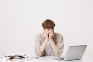 https://img.freepik.com/free-photo/closeup-cheerful-young-male-student-with-braces-wears-beige-shirt-study-using-laptop-computer-notebooks-sitting-table-isolated-white-wall_295783-1129.jpg?w=740&t=st=1672255502~exp=1672256102~hmac=997e0c25d269d9f649193724c6038eaf827628313115e928e98b18af91901fbe